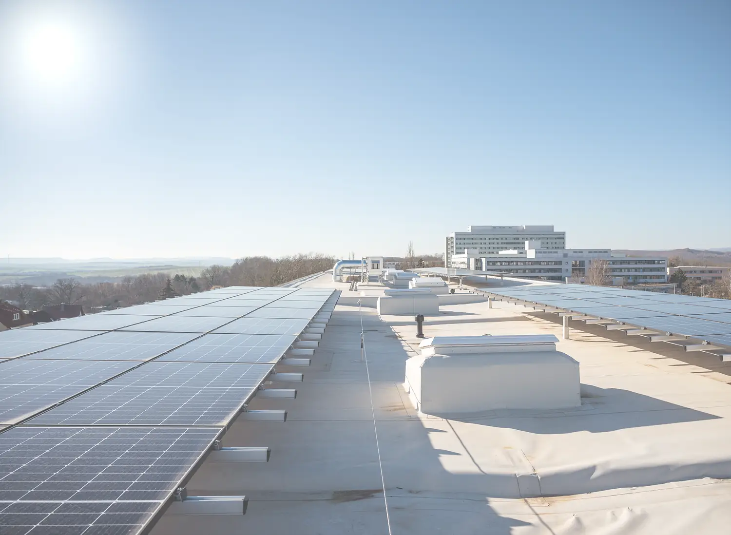 Aufgeständerte Photovoltaikmodule auf einem Flachdach eines Gewerbegebäudes