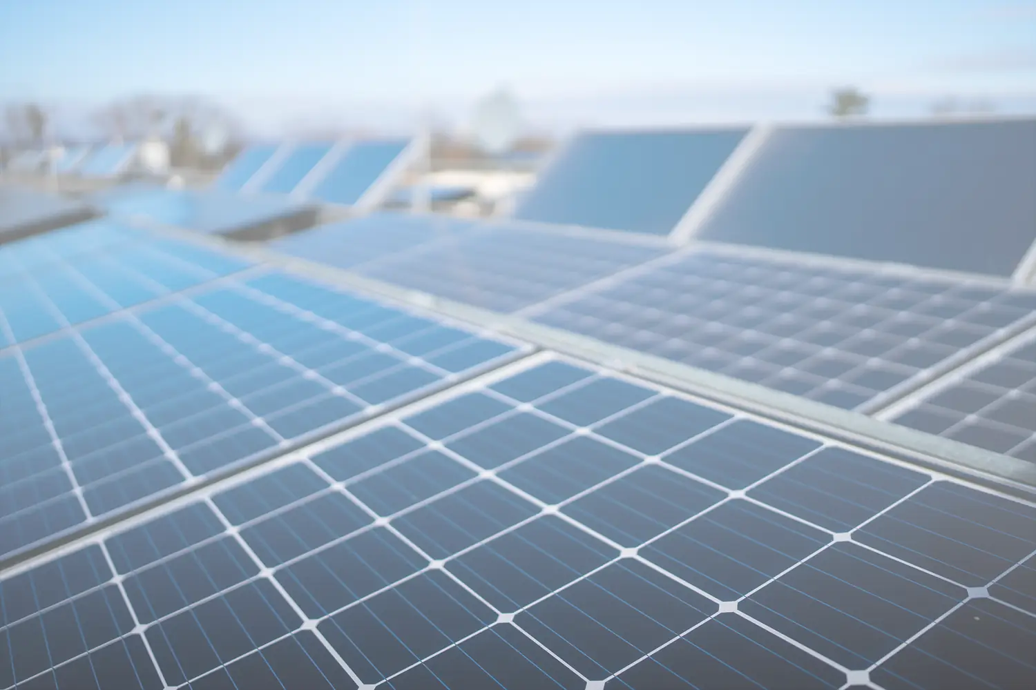 Nahaufnahme bestehender Photovoltaikmodule auf einem Dach